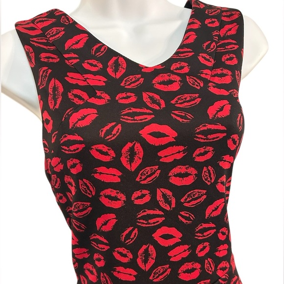 Marilyn Monroe Valentine’s Red/black dress lip design, size M, EUC - Picture 2 of 4